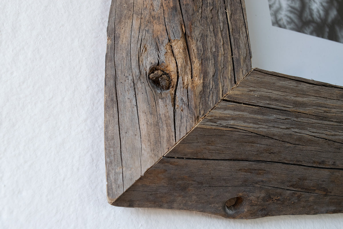 cornici artigianali in legno antico delle Dolomiti